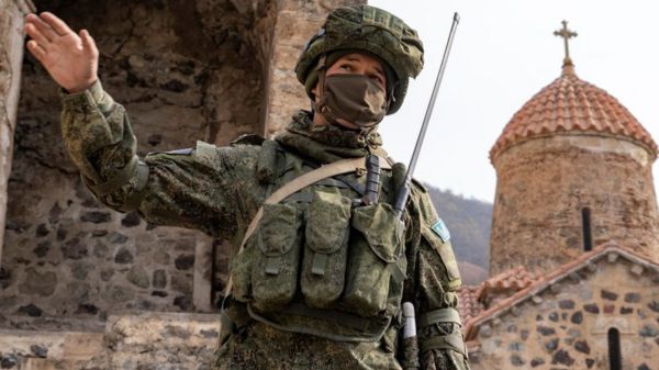 Азербайджан установил КПП в Лачинском коридоре. Армения призвала вмешаться Россию и ООН