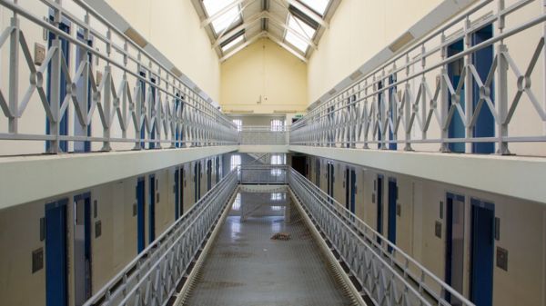 Не больше 15 кг: в британских тюрьмах ограничили количество книг, которое могут иметь осужденные за терроризм