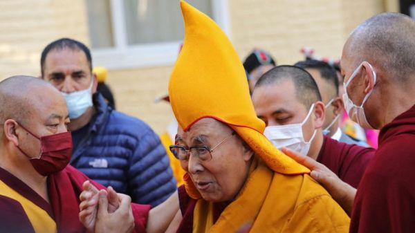 Шутник или растлитель малолетних? Видео Далай-ламы с мальчиком вызвало возмущение и споры