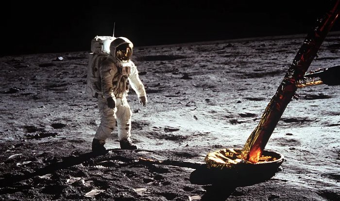 Французский парфюмер воспроизвел запах Луны