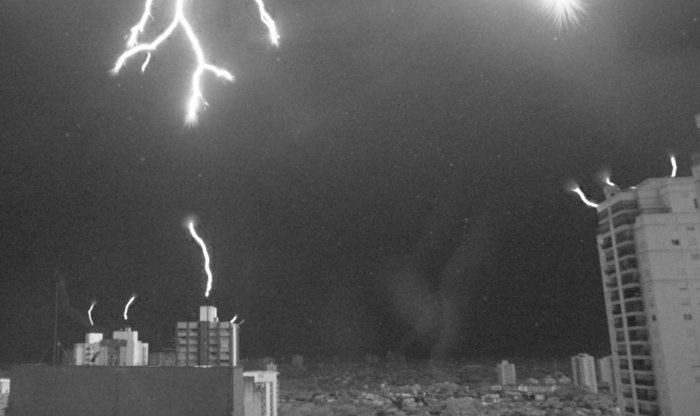 Невероятно удачное видео запечатлело, как молнии бьют в небо из громоотводов