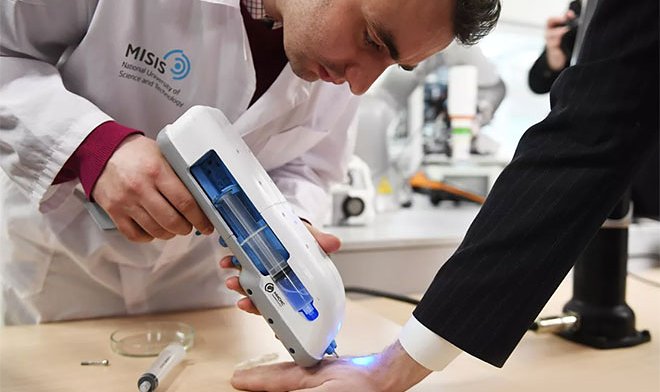 Специалистами «МИСиС» разработан «пистолет», сшивающий раны биополимерами