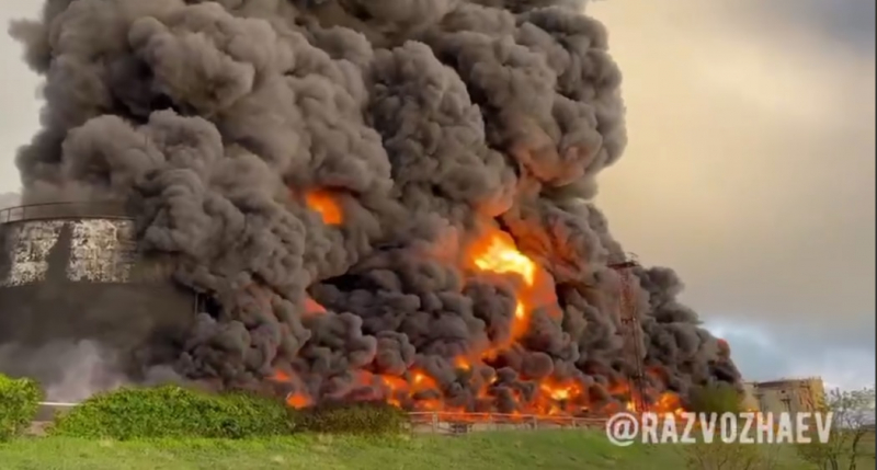 В аннексированном Севастополе горела нефтебаза. Разведка Украины заявила об уничтожении 10 резервуаров с нефтепродуктами