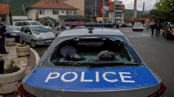 Столкновения в Косово: сербы протестуют против вступления в должность мэров-албанцев