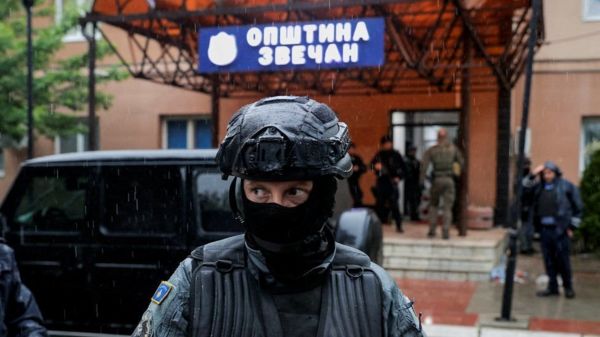 Столкновения в Косово: сербы протестуют против вступления в должность мэров-албанцев