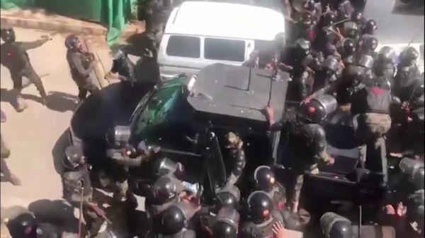 Бывший премьер-министр Пакистана Имран Хан арестован у здания суда в Исламабаде