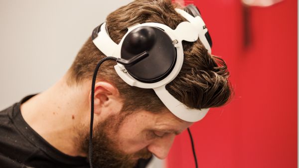 В Швейцарии парализованному мужчине вживили импланты в мозг и позвоночник. Теперь он снова может ходить