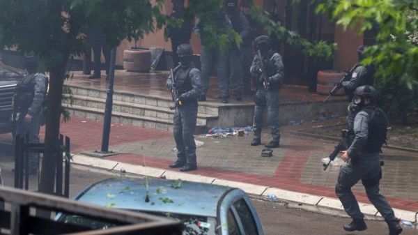 Столкновения в Косово: сербы протестуют против вступления в должность мэров-албанцев