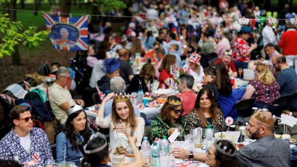 После коронации Карла III: праздник на улицах и грандиозный концерт в Виндзоре – фотографии