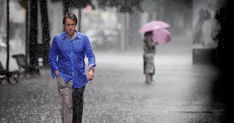 Как не промокнуть под дождем: бежать или идти?