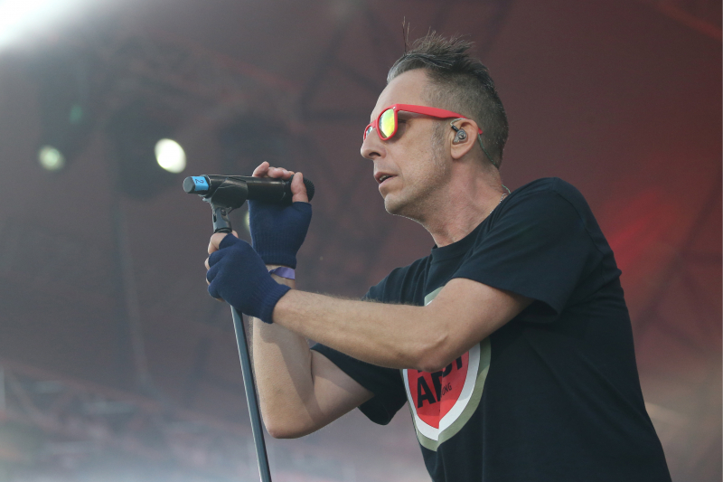 Лидер группы "Наив" Александр Иванов, вышедший на концерт в футболке с надписью "Маша Москалева", уехал из России