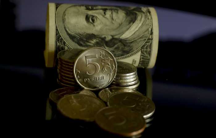 Рубль слабо изменился к доллару и юаню в ожидании дополнительных сигналов с мировых рынков