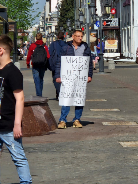 В нескольких городах России во время первомайских акций задержали пикетчиков, выступивших против войны в Украине