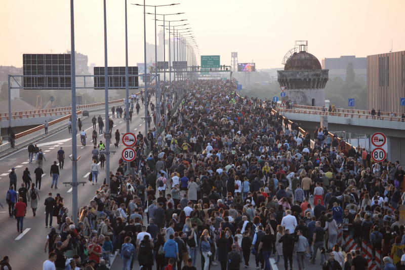 В Сербии десятки тысяч человек вышли на митинг против насилия после серии шутингов