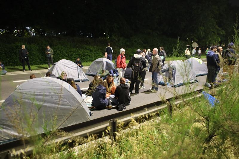 В Сербии десятки тысяч человек вышли на митинг против насилия после серии шутингов