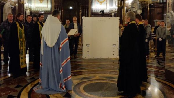 "Троицу" выставили в храме Христа Спасителя без климатической капсулы. Третьяковка согласилась выдать икону