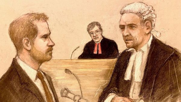 "Кровавые руки прессы". Принц Гарри дает показания в суде Лондона, обвиняя газеты в прослушивании