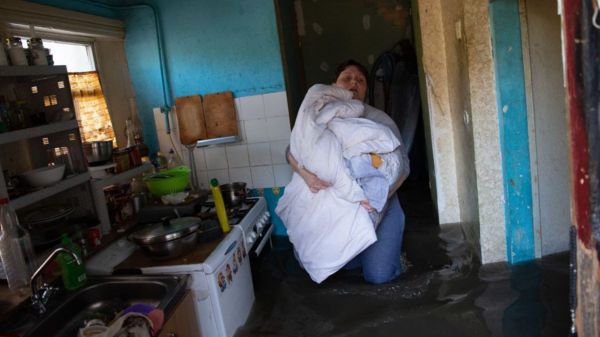 Мины в потоках воды. После разрушения Каховской ГЭС они угрожают и местным жителям, и спасателям