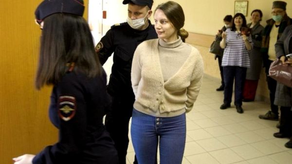 "Восприняла приговор с улыбкой". Экстрадированную из России Яну Пинчук приговорили в Беларуси к 12 годам колонии