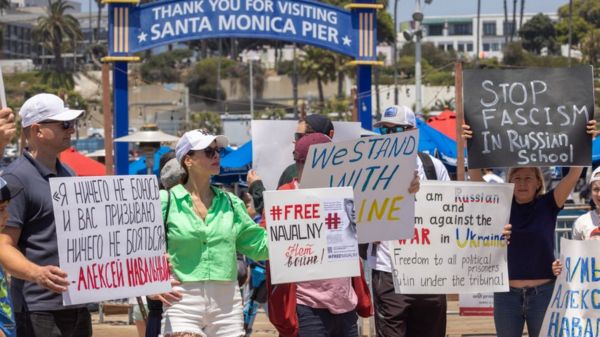 День рождения Навального: десятки задержанных в России, акции во многих странах мира