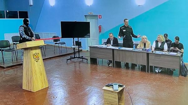 Навального начали судить по «экстремистскому» делу. Процесс сразу сделали закрытым