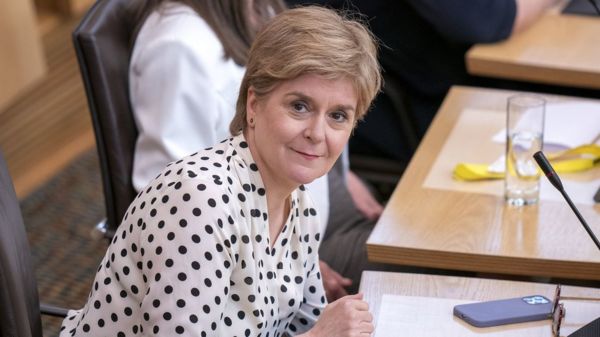 Британская полиция на несколько часов арестовала Николу Стёрджен - бывшую главу правительства Шотландии