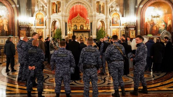 "Троицу" выставили в храме Христа Спасителя без климатической капсулы. Третьяковка согласилась выдать икону