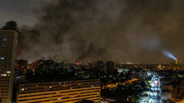 Беспорядки во Франции после убийства подростка полицейскими не стихают. Более 150 человек арестованы