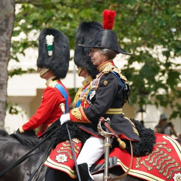 Верхом на коне: король Карл III принял первый парад по случаю своего дня рождения