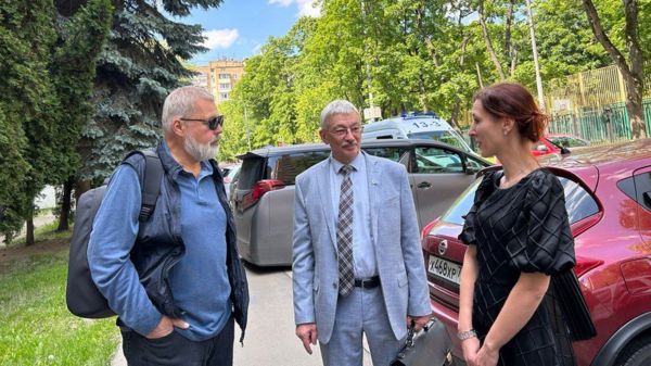 Правозащитника Олега Орлова из "Мемориала" начали судить за статью о "кровавой войне" в Украине