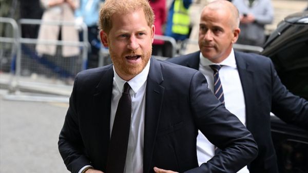 "Кровавые руки прессы". Принц Гарри дает показания в суде Лондона, обвиняя газеты в прослушивании