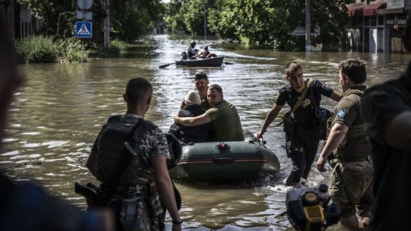 Фото: эвакуация из затопленных районов Херсонской области после разрушения Каховской ГЭС