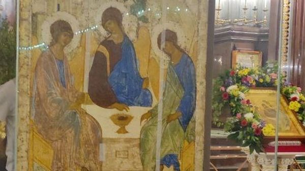 "Троицу" выставили в храме Христа Спасителя без климатической капсулы. Третьяковка согласилась выдать икону