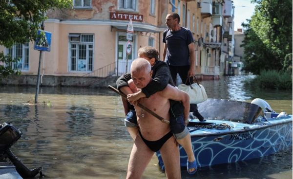 Фото: эвакуация из затопленных районов Херсонской области после разрушения Каховской ГЭС