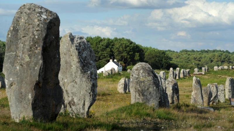 Во Франции уничтожили древние мегалиты ради постройки нового магазина