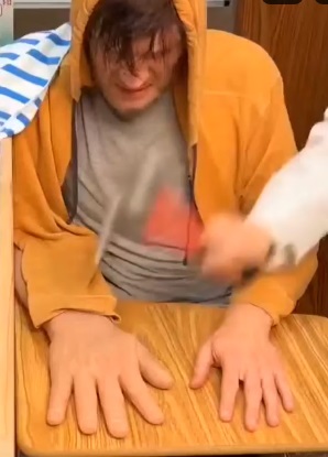 Иллюзия резиновой руки, чтобы обмануть мозг