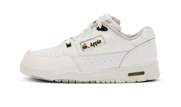 На аукционе Sotheby's выставлены оригинальные кроссовки Apple за 50 000 долларов