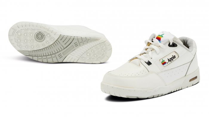 На аукционе Sotheby's выставлены оригинальные кроссовки Apple за 50 000 долларов