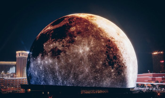 Самый большой сферический экран в мире стал центром роскошного светового шоу