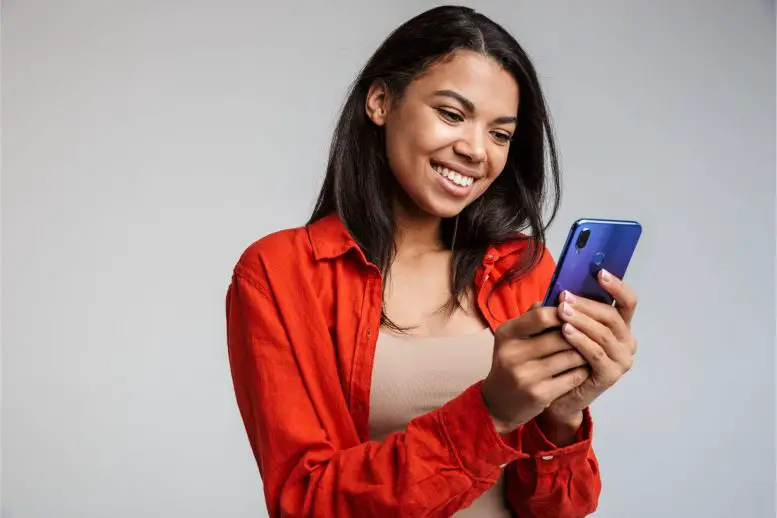 Ожидания против реальности: люди больше наслаждаются социальным взаимодействием или экранным временем?