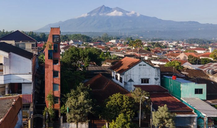 В Индонезии построили экспериментальный отель шириной всего 280 см