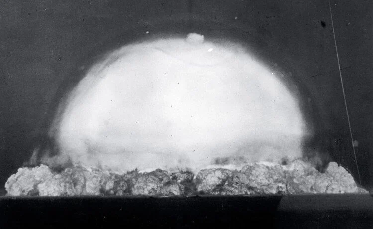 Может ли взрыв атомной бомбы поджечь атмосферу Земли