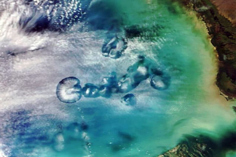 НАСА запечатлело загадочные дыры в облачных образованиях, напоминающие НЛО