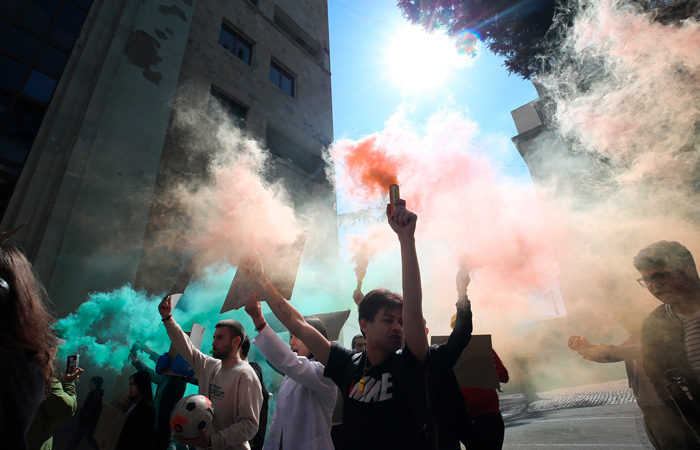 Спецназ прибыл к парламента Грузии, где оппозиция протестует против закона об иноагентах