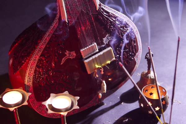 Экзотические музыкальные инструменты в ассортименте магазина