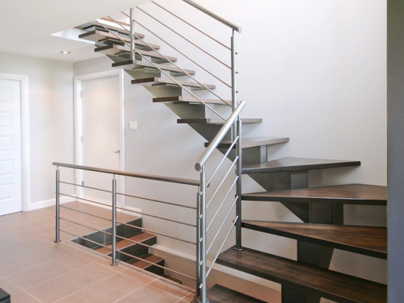 Нестандартные формы и конструкции металлических лестниц: возможности и ограничения