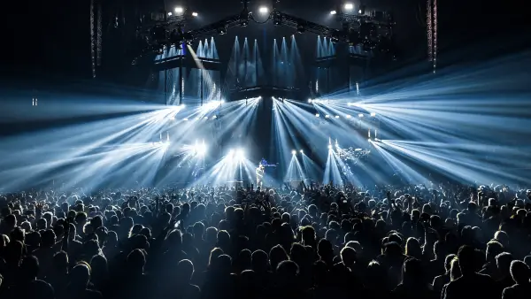 Организация выступлений звезд: особенности и преимущества услуги