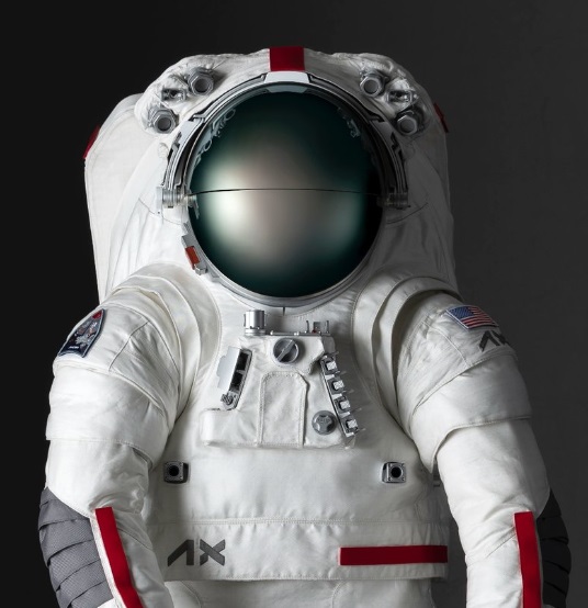 Prada и Axiom Space представили дизайн унисекс-скафандра для полетов на Луну