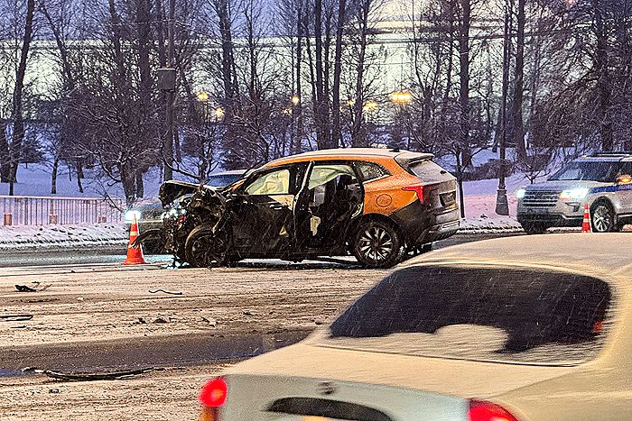 Четыре человека пострадали в массовой аварии на Кутузовском проспекте в Москве