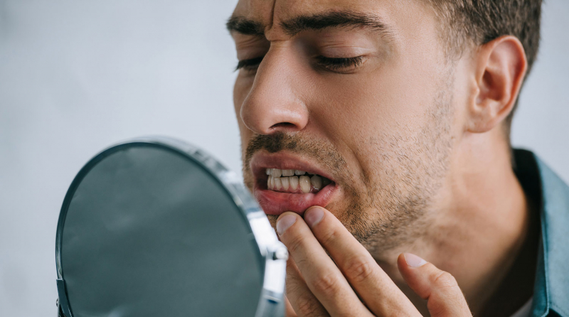 Исследователи узнали, почему с возрастом зубы людей теряют прочность